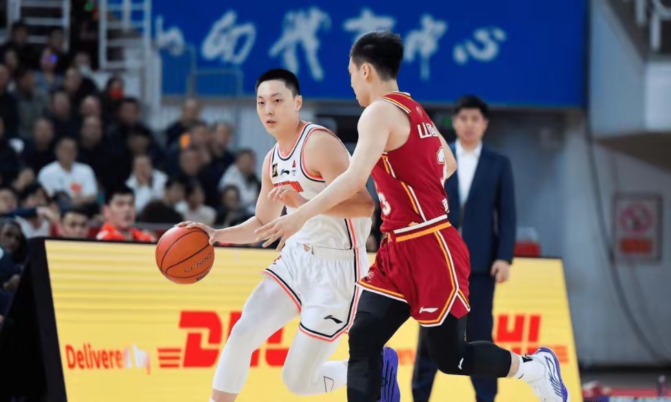 关于欧联倒计时；广厦男篮加时末段队长鼓劲；细节引发关注；悬念犹存；球队文化再被提及的信息